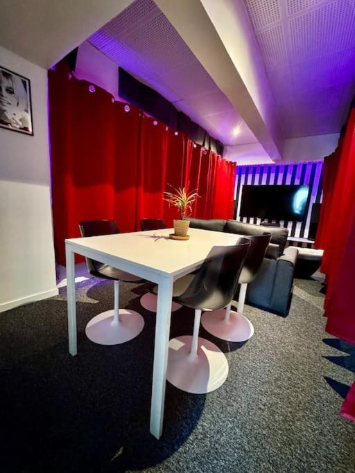 Experience Cinema Immersif Dans Appartement Renove Pres De Montmartre パリ エクステリア 写真